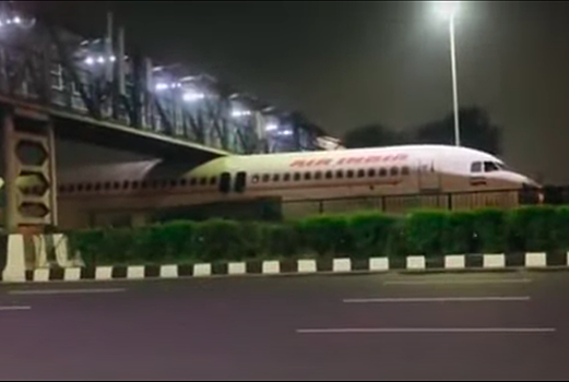 В Индии появился собственный «мост глупости». Первый застрявший под ним — самолет