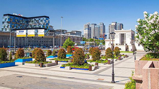 Цветущий стадион и Бразилия у ГЭС-2: в Москве проходит фестиваль «Сады и цветы»