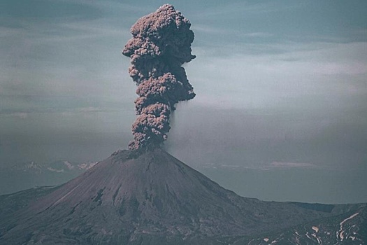 На Камчатке вулкан Карымский выбросил пепел на 2,5 километра