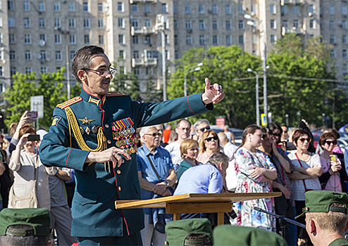 Оркестр курсантов Военного института выступил в Парке Победы