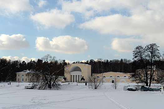 Реставрация двух зданий завершилась в усадьбе «Кузьминки». Почему проект называют «русским Версалем»?
