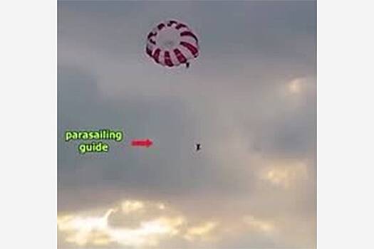 Мужчина упал в море с 60 метров во время полета на парашюте и попал на видео