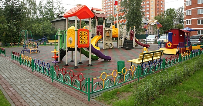 В Ховрино ведутся работы по благоустройству детской площадки на Фестивальной улице