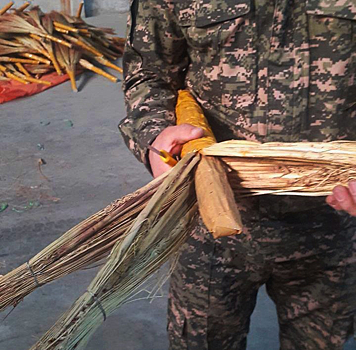 Узбекские таможенники изъяли больше 3 000 веников с "начинкой" из Афганистана
