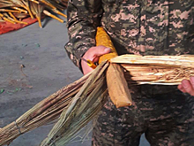 Узбекские таможенники изъяли больше 3 000 веников с "начинкой" из Афганистана