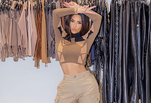 От карго, как у Ким, до ультраярких моделей: 10 стильных пар брюк на лето