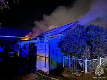 В Оренбурге на улице Лобовской ночью горели два жилых дома и хозпостройка