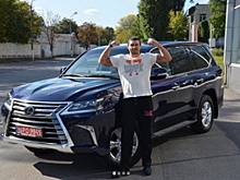 Новое авто Усика, мотиваторы Кроуфорда, художественная классика с Хабибом и Конором — соцсети