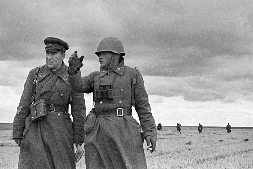 Командир дивизии полковник Михаил Ерохин и командир полка подполковник Георгий Ценин  осматривают местность перед наступлением, 1941 год