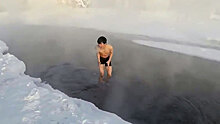 Японский турист залез в реку в Якутии в -60 °C: видео