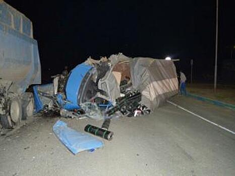 «ГАЗель» на скорости врезалась в припаркованный грузовик на трассе Оренбург-Орск