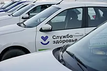 Больницам и поликлиникам передали ключи от новых автомобилей неотложной помощи