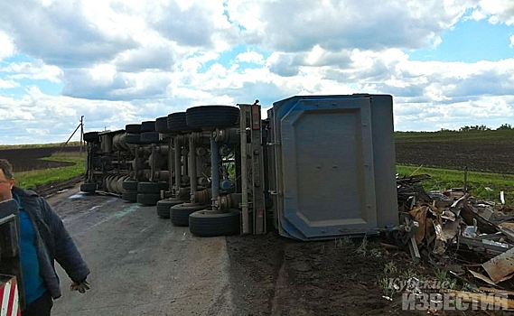 В Курской области опрокинулся большегруз