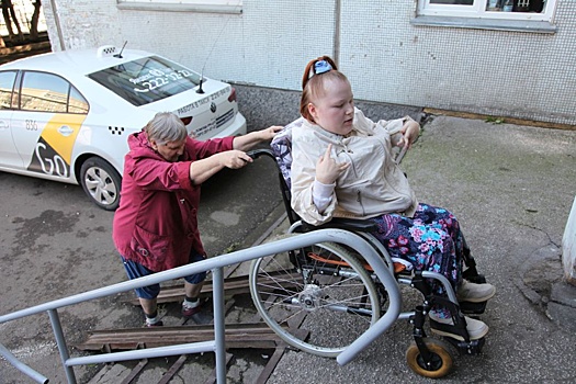 Сирота-колясочница попросила "РГ" помочь ей с пандусом возле дома