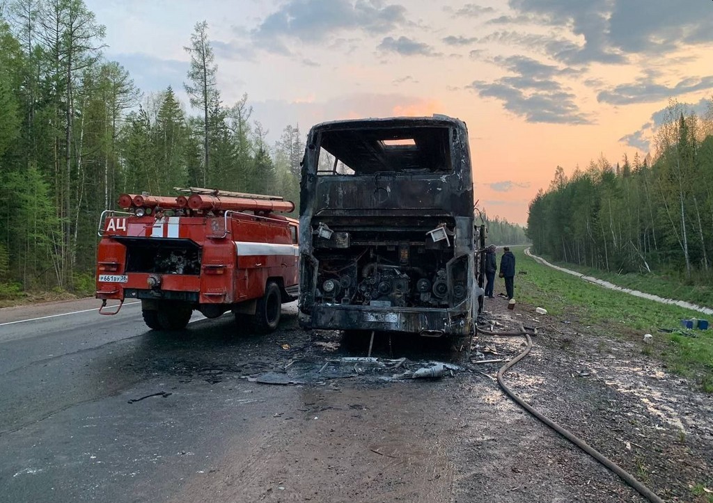 Автобус с 47 пассажирами загорелся на ходу в Иркутской области