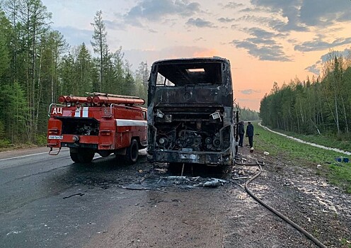 Автобус с пассажирами загорелся на ходу в Иркутской области
