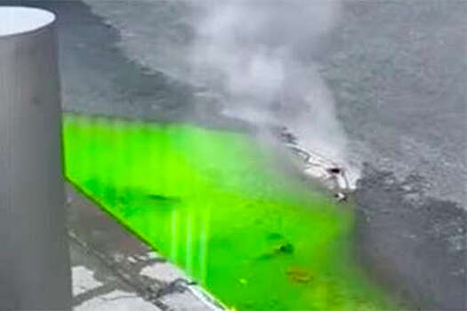 Daily Mail: в соцсетях удивились зеленой жидкости, вытекающей из канализации в Нью-Йорке