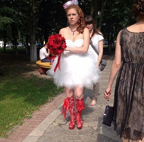 Cовсем короткое и маленькое платьице на невесте выглядит детским и немного меньшего размера, чем нужно.