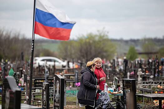 Вандалы надругались над установленными на могилах участников СВО флагами России