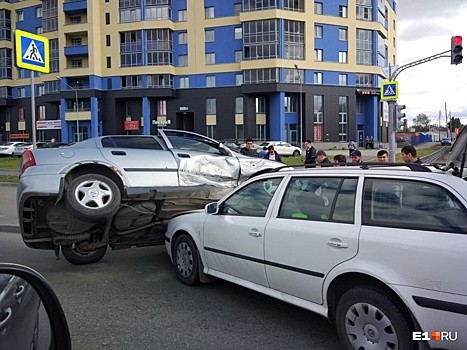 На Репина Skoda залетела под Opel, пытавшийся проскочить на повороте