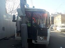 В Оренбурге автобус въехал в опору линии электропередачи