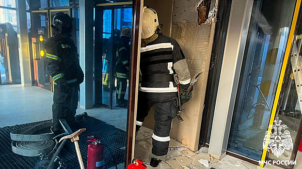 Пожар в кемеровском ТЦ «Я» охватил главный вход