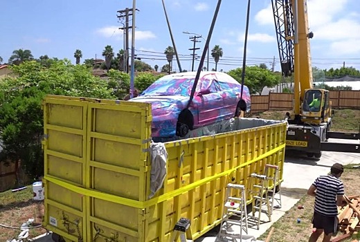 Видео: блогер покрасил Honda Civic, опустив его целиком в гигантский контейнер с водой