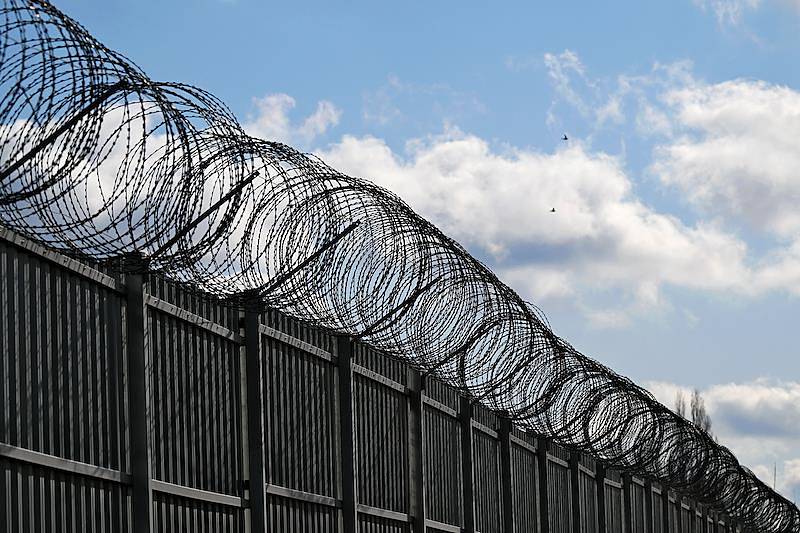 Четверо россиян попали в тюрьму за просьбу друга помочь