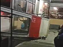 В Саратове у трамвая на ходу оторвало дверь из-за сугроба на путях