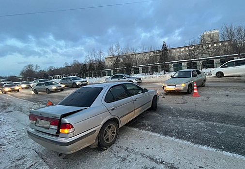 Автомобили попали в аварию на перекрестке в Новокузнецке