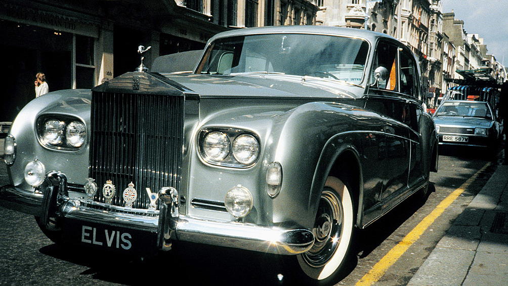 Не обошёл своим вниманием прославленный американец и Rolls-Royce. Как и полагается звезде мирового уровня, у него был Phantom V Touring. Роскошный седан, выпущенный тиражом всего 500 экземпляров, могли себе позволить только сильные мира сего, к которым относился и Элвис Пресли.