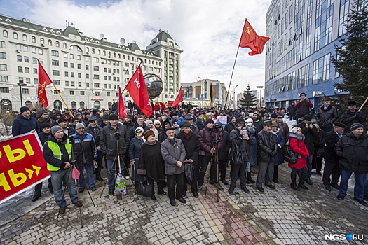 «Хватит!»: сотни новосибирцев собрались на митинг против новых законов и реформ