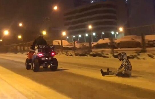 Экстремал проехал по ночному Екатеринбургу, сидя на покрышке