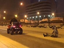 Экстремал проехал по ночному Екатеринбургу, сидя на покрышке