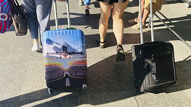 В петербургском аэропорту Пулково не пропустят чемоданы в пищевой плёнке