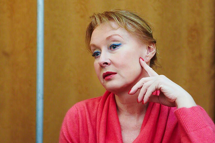 Актриса Лариса Удовиченко в спектакле-комедии «Выходи за меня замуж!», Новосибирск, 17 февраля 2011 года