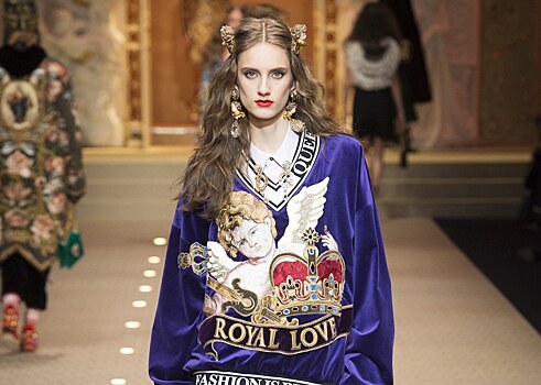 Кричащие надписи, принты в стиле барокко и золотые кресты на показе Dolce&Gabbana