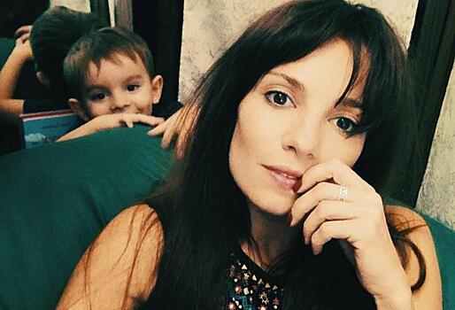 Светлана Светикова показала, как старший сын дома занимается футболом