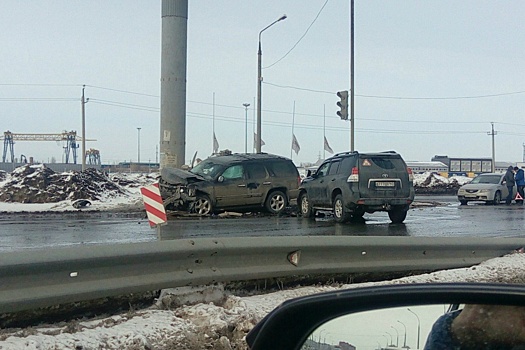 Лоб в лоб: в Тольятти на Южном шоссе столкнулись два внедорожника