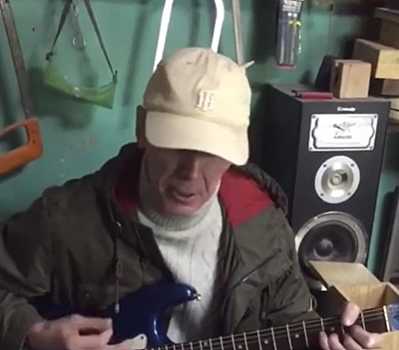 Слепой дедушка из Новосибирска стал звездой тиктока, играя Металлику и Нирвану в гаражах