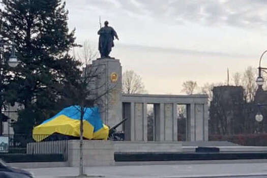Посольство РФ потребовало устранить последствия вандализма памятников в Германии