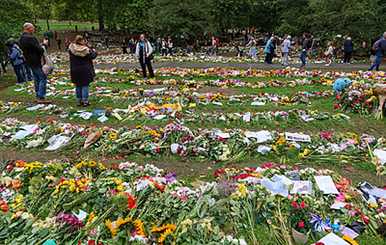 Прощание с королевой. Люди продолжают нести цветы в центр Лондона в память о Елизавете II