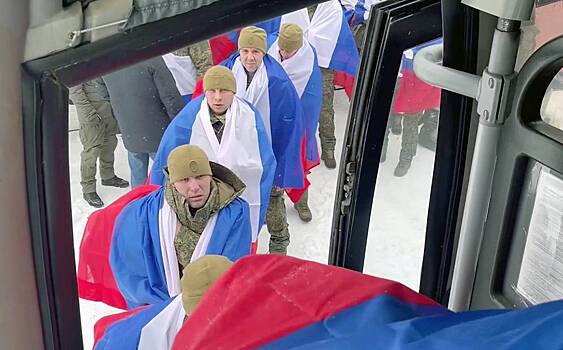 Появились кадры возвращения из плена российских военных