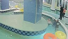 Ребенок застрял в бассейне и сидел под водой 9 минут