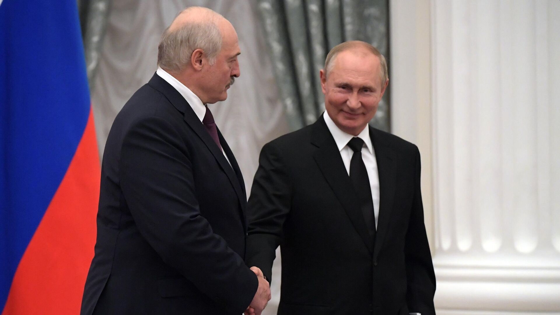 Лукашенко лично проводит Путина в аэропорту Минска
