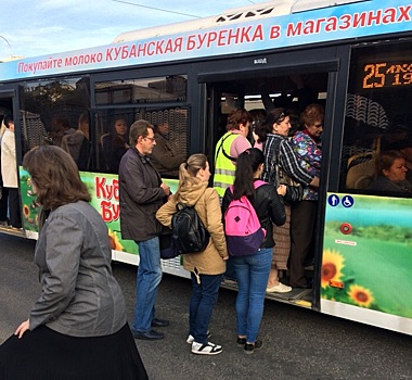 «Не влезть»: после отмены автобуса волгоградцы встали в длинную «пробку» на остановке