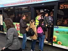 «Не влезть»: после отмены автобуса волгоградцы встали в длинную «пробку» на остановке