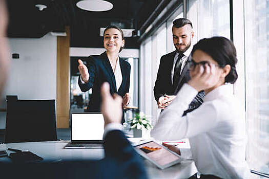 "Ведомости": рынок труда ждет оптимизация трат и замедление роста зарплат