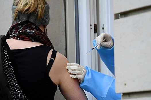 В Европе еще не привиты 150 млн человек. Их заставят