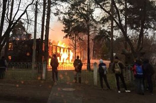 В Заволжском районе Ярославля горят заброшенные дома